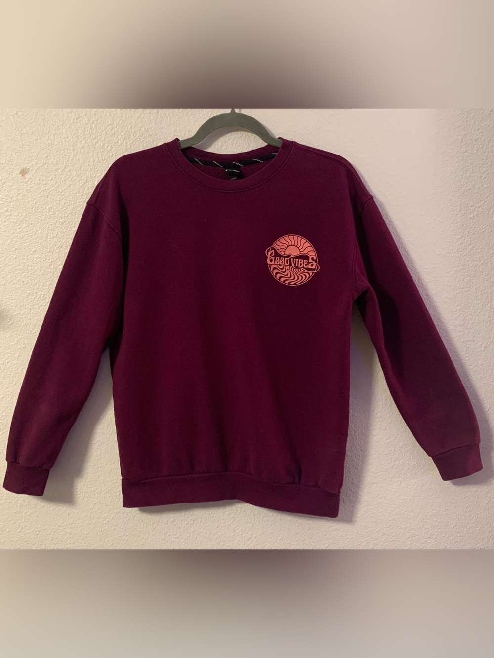 art class    Youth/Unisex  12/14 Maroon 
“GOOD VIBES “ Pull -Over Sweatshirt